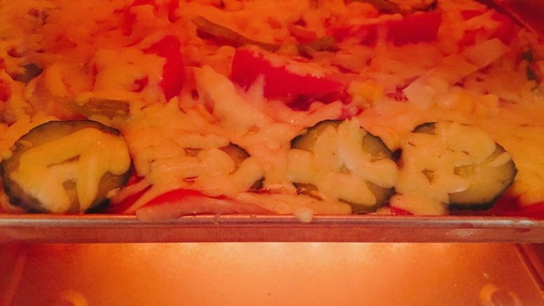 培根披萨,先铺上一层<a style='color:red;display:inline-block;' href='/shicai/ 935'>芝士</a>，满满一层哦，然后把你准备的所有材料铺上去，不一定是我说的那几种哦，然后进烤箱200度20分钟就可以啦
