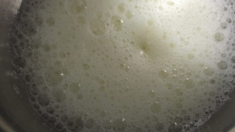 红丝绒蛋糕#乐享双节#,蛋白分三次加入剩下的80克细砂糖,打发