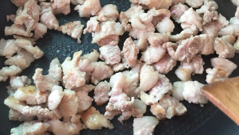 永康馅饼,肉丁炒熟，煎成金黄，干干的最香，我这里切得有点大，亲们记得切小点
