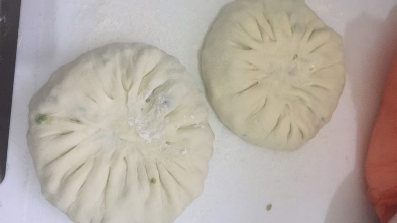 永康馅饼,擀成圆形，大概跟家里大碗直径差不多就可以，中间放馅，做法跟包子的一样，中间揪起的时候按压一下