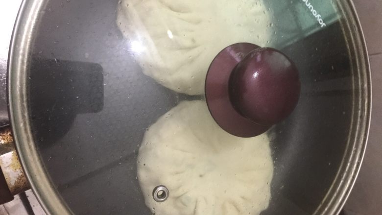 永康馅饼,平底锅放少量油，中火，盖盖子，看下面的开始断生后翻面