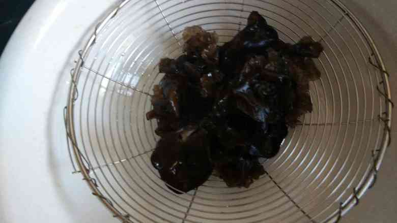 海鲜菇炒肉#乐享双节#,水发木耳摘洗干净后，切条