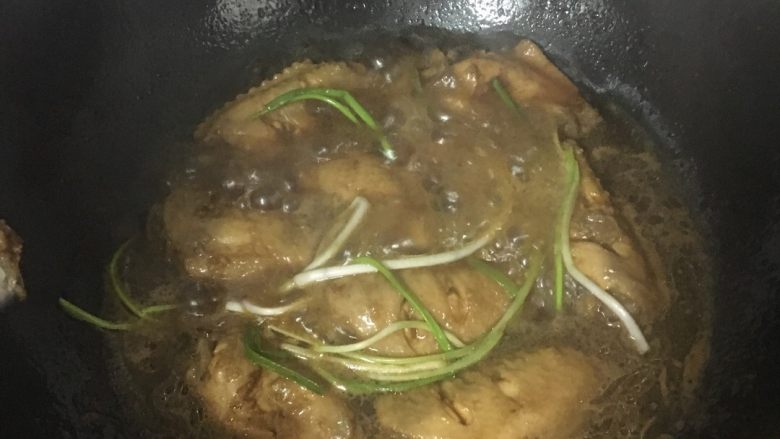 可乐鸡翅🎉,鸡翅水份控干，锅里放油煎至两面金黄，倒入可乐（这里用的是雪碧）与鸡翅持平，倒入<a style='color:red;display:inline-block;' href='/shicai/ 788'>生抽</a>适量，盐适量，<a style='color:red;display:inline-block;' href='/shicai/ 695'>八角</a>一个，葱段少许，因为糖分容易粘锅，要移动锅防止粘锅，待鸡翅收汁装盘即可！