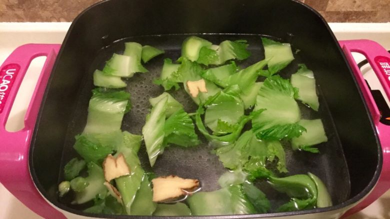 芥菜咸鸭蛋肉片汤,开锅,放姜片将水烧开后,先放菜杆