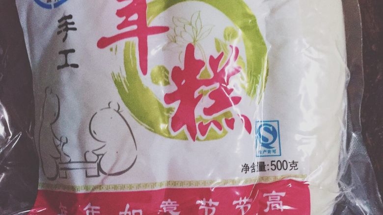 韩式泡菜年糕拌面🌟,年糕用半包,250克。(我是网上买的大块的可以煮汤或者炒的年糕,或者大家买小条的韩式年糕都可以。)