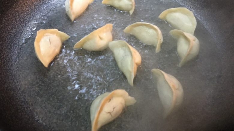「吃货久久」简易生煎饺 美味的hin,油快干 倒入半碗水