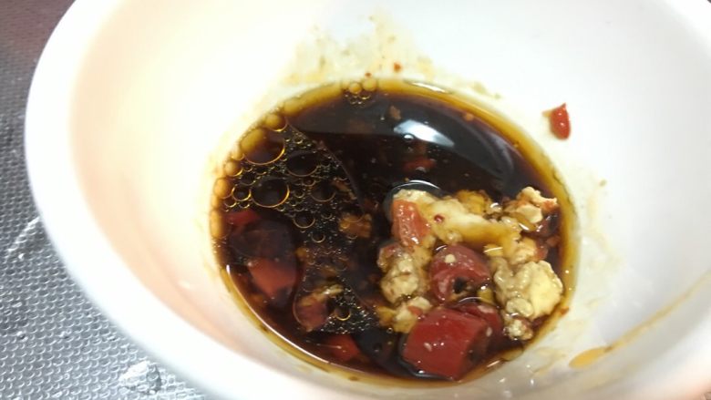 「吃货久久」简易生煎饺 美味的hin,准备蘸料:豆腐乳 醋 味极鲜 麻油 辣椒酱 拌匀