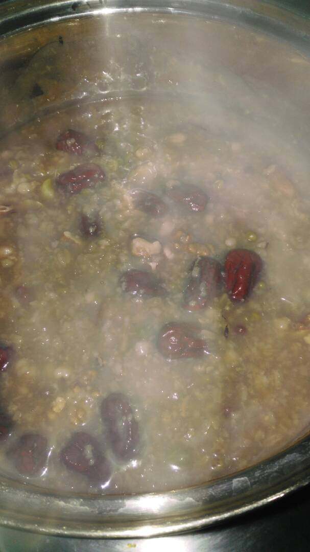 #传统苏式腊八粥#·#牡丹式腊八粥#(5/元~2017),煮至成熟,根据个人需求放入<a style='color:red;display:inline-block;' href='/shicai/ 866'>冰糖</a>(适量)。