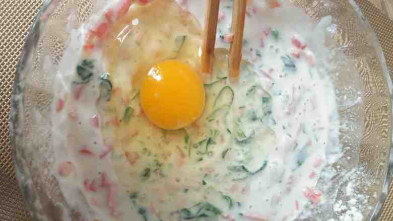 菠菜胡萝卜香肠鸡蛋饼,加入一个<a style='color:red;display:inline-block;' href='/shicai/ 9'>鸡蛋</a>,搅拌均匀,适量的放点胡椒粉和盐