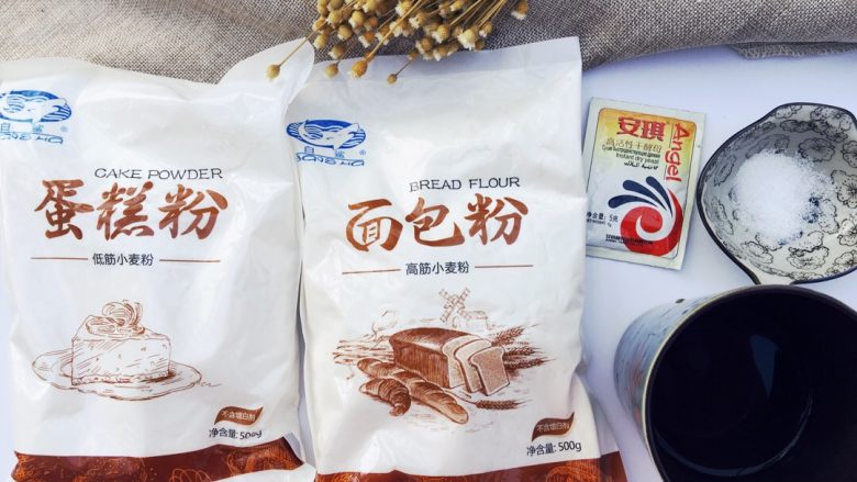 当主食一次可以吃三个的法棍面包,准备材料,温水大概是三四十度左右。
