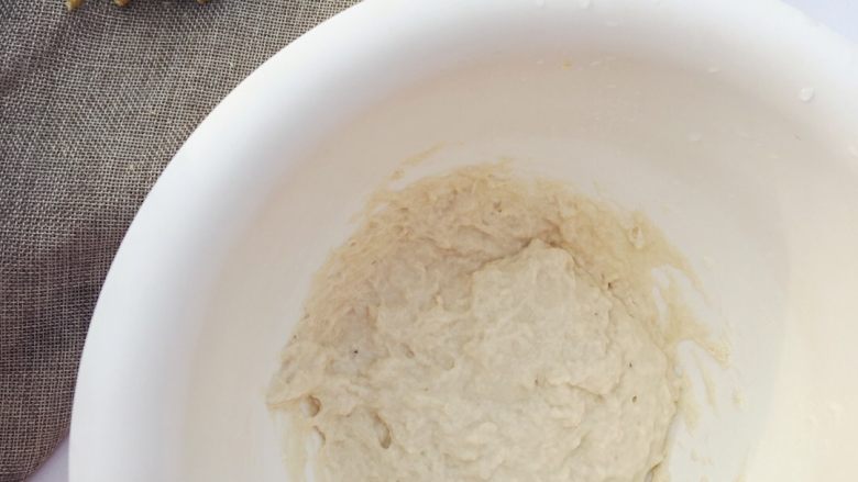当主食一次可以吃三个的法棍面包,用筷子搅拌均匀之后,盖上保鲜膜室温发酵两个小时左右。