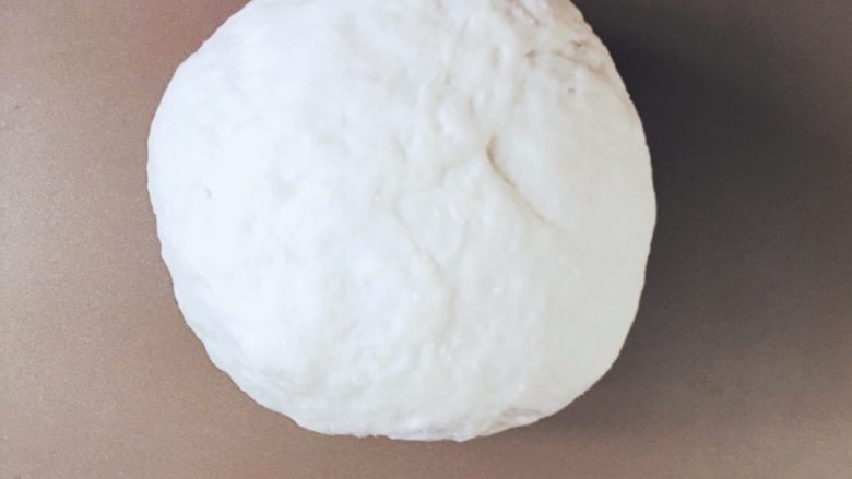 当主食一次可以吃三个的法棍面包,搅拌均匀之后,用手揉成光滑的面团,盖上湿布放入烤箱35度发酵40分钟左右。发酵时,旁边放一杯沸水辅助发酵。