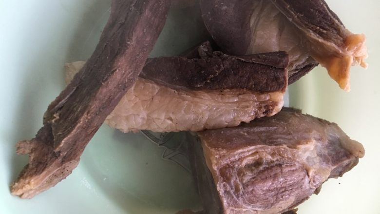 风味麻辣牛肉干,用清水冲洗干净
