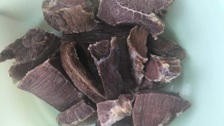 风味麻辣牛肉干,把牛肉再切小块，放入微波炉烘烤二十分钟拿出