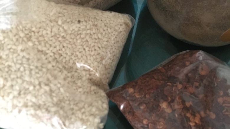 风味麻辣牛肉干,依次放入香料，小火慢慢烘炒干