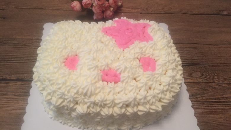 蛋糕|Hello Kitty萌猫,选一个自己喜欢的裱花嘴一个一个的挤满就搞定了。记得留出眼睛、鼻子之类的。
