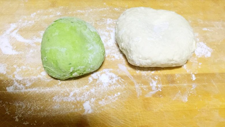 蔬菜饺子,用<a style='color:red;display:inline-block;' href='/shicai/ 117'>菠菜</a>榨汁和面。（和两块面，或者更多颜色）