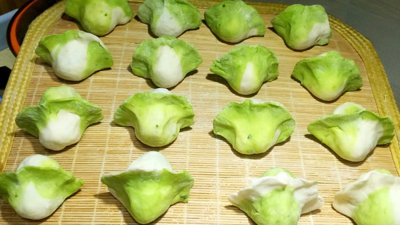 蔬菜饺子,把绿色的面裹在白色面外面，切剂子，可以开包啦。