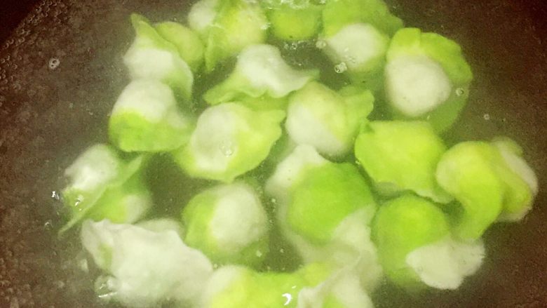 蔬菜饺子,下锅煮15分钟。熟喽。
