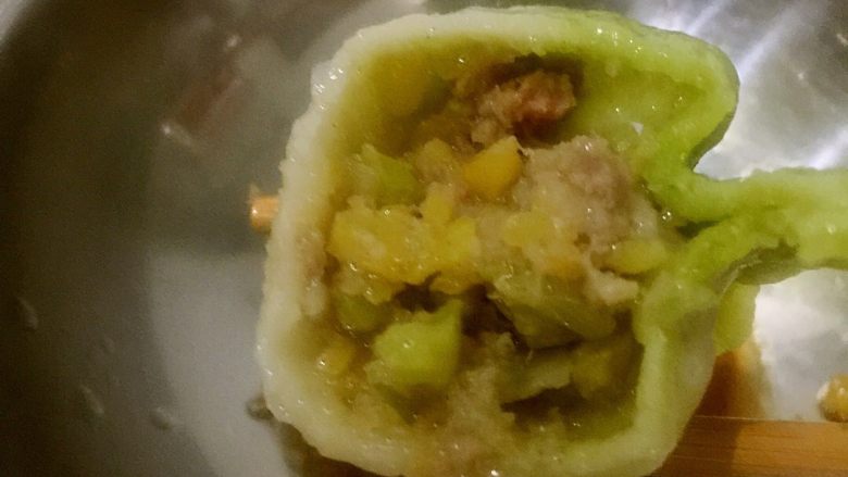 蔬菜饺子,<a style='color:red;display:inline-block;' href='/shicai/ 329'>羊肉</a>馅忘了拍照…将<a style='color:red;display:inline-block;' href='/shicai/ 329'>羊肉</a>剁碎，<a style='color:red;display:inline-block;' href='/shicai/ 25'>胡萝卜</a>剁碎。和在一起。加入<a style='color:red;display:inline-block;' href='/shicai/ 3250'>葱</a>，<a style='color:red;display:inline-block;' href='/shicai/ 37'>姜</a>，盐，胡椒粉。