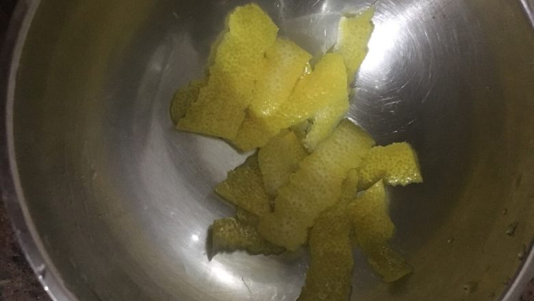 苹果酱,留下柠檬皮,尽量切薄,不要切到白色的肉,白色是苦味的😛,可以不加柠檬皮的,我是比较喜欢柠檬清新的味道