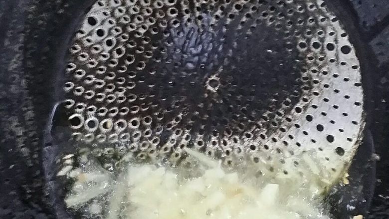 虾仁青豆玉米,2. 油热,放入姜丝,蒜末