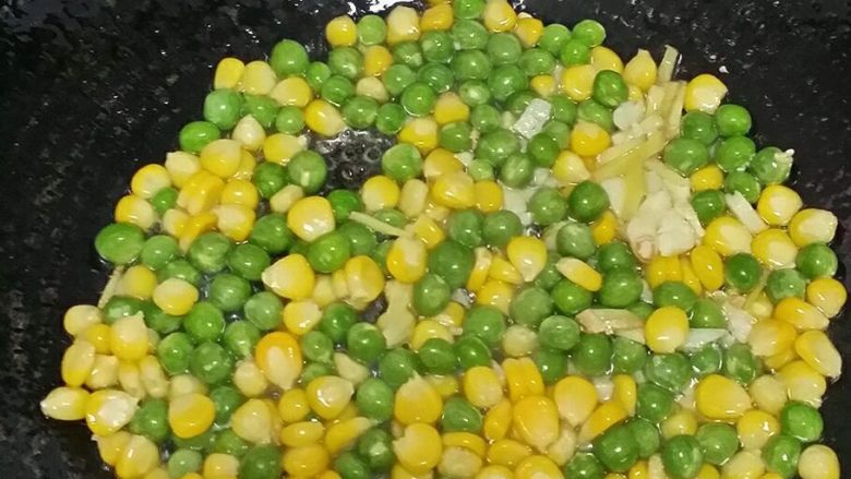 虾仁青豆玉米,3. 放入青豆 给一点水,给小半勺盐。焖煮3分钟