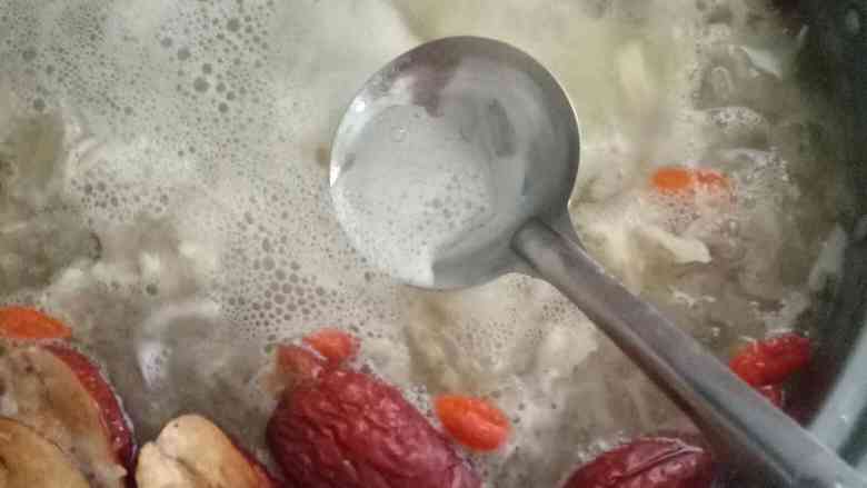 冰糖雪梨枸杞银耳汤,其他原料放冷水中，大火烧开，撇去浮沫，转小火炖煮，待<a style='color:red;display:inline-block;' href='/shicai/ 232'>银耳</a>煮软汤略带粘稠时放入雪梨，这样雪梨不会太烂，<a style='color:red;display:inline-block;' href='/shicai/ 232'>银耳</a>也不会太硬