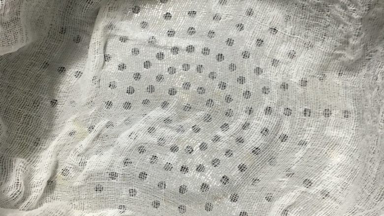 糯米水晶年糕,蒸锅里铺上一层纱布,纱布事先浸湿