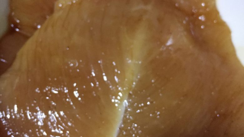 鸡胸沙拉,加盐、黑胡椒、生抽料酒抹匀腌制一小时