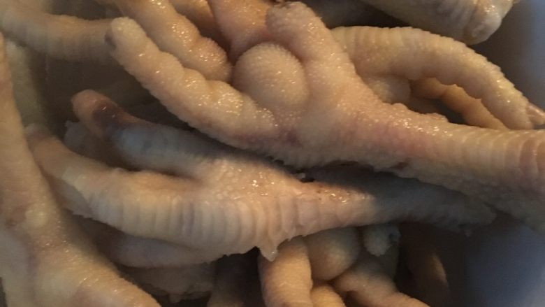 香辣鸡爪,鸡爪捞出备用