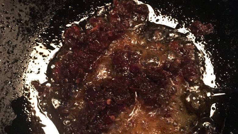 香辣鸡爪,锅中放油炒香郫县豆瓣,炒出红油