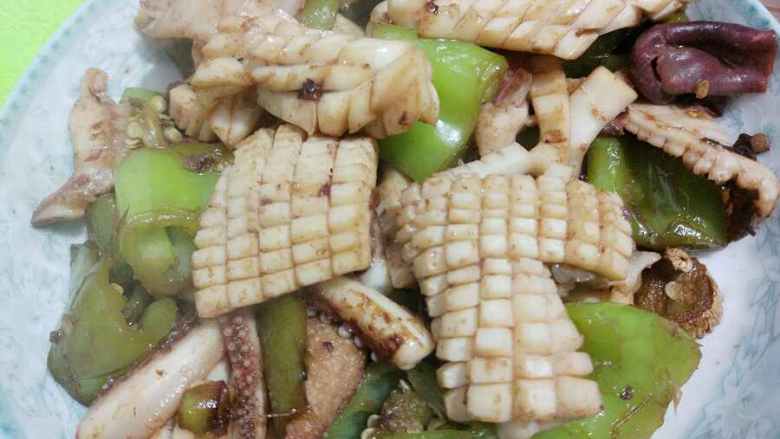 尖椒鱿鱼,依次加入——鱿鱼，料酒一勺，酱油2勺，盐一勺，翻炒。
快出锅时加入半勺味精。