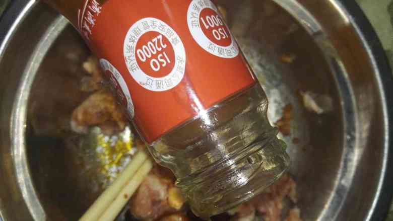 鸡蛋发面馅饼(平底锅版),面团发酵中，我们来调馅，五花肉喜欢用手工剁，陆续倒入调料