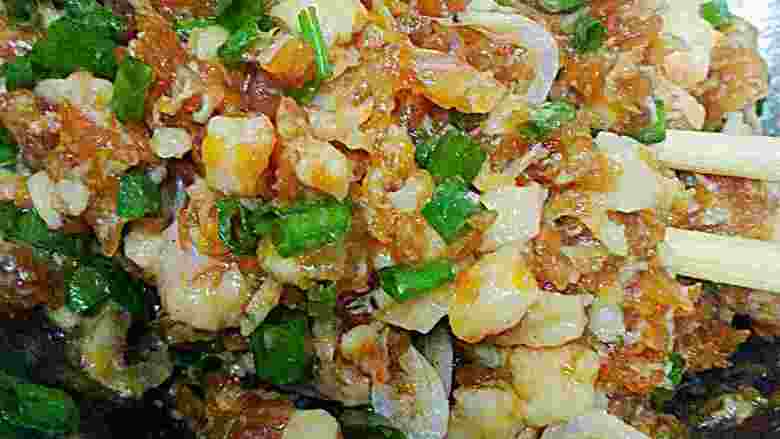鸡蛋发面馅饼(平底锅版),调好后加入虾皮，快要包时加入葱花拌下