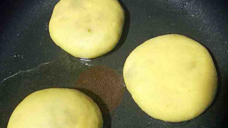 鸡蛋发面馅饼(平底锅版),锅中放油后将馅饼放入