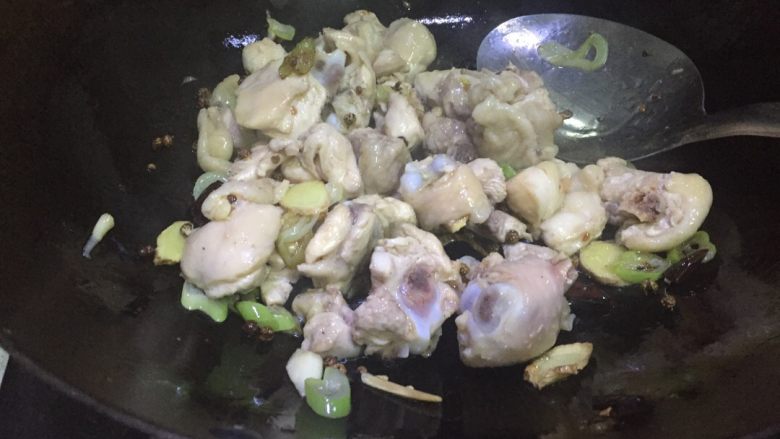 麻辣鸡块,放入焯过水的鸡块翻炒至水分收干,加入料酒、少许糖去腥气