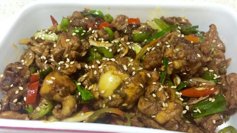 麻辣鸡块,撒上一把芝麻美美哒,可以开动啦!