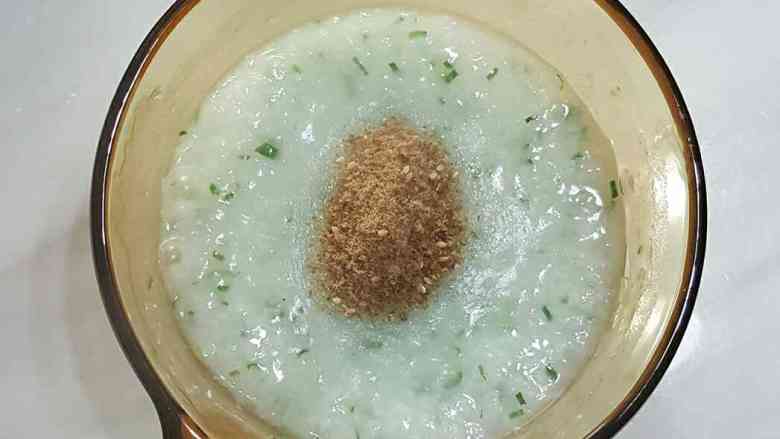 菜稀饭,青菜放入再次煮开即可,上面放一些肉松,孩子很爱吃。
