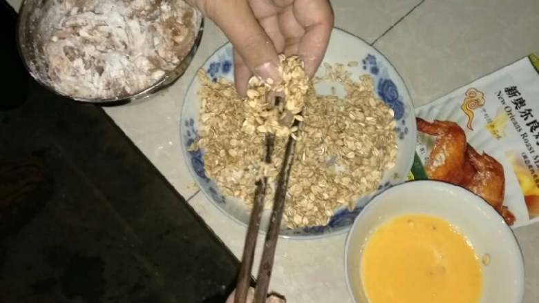燕麦鱿鱼圈,粘层蛋液,燕麦片滚一层下油锅炸