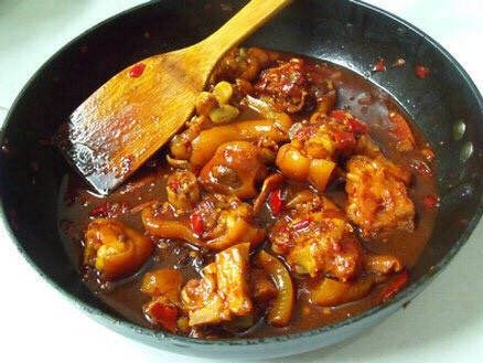 麻辣猪蹄,转大火收汁,出锅前放入<a style='color:red;display:inline-block;' href='/shicai/ 756'>鸡精</a>即可。
