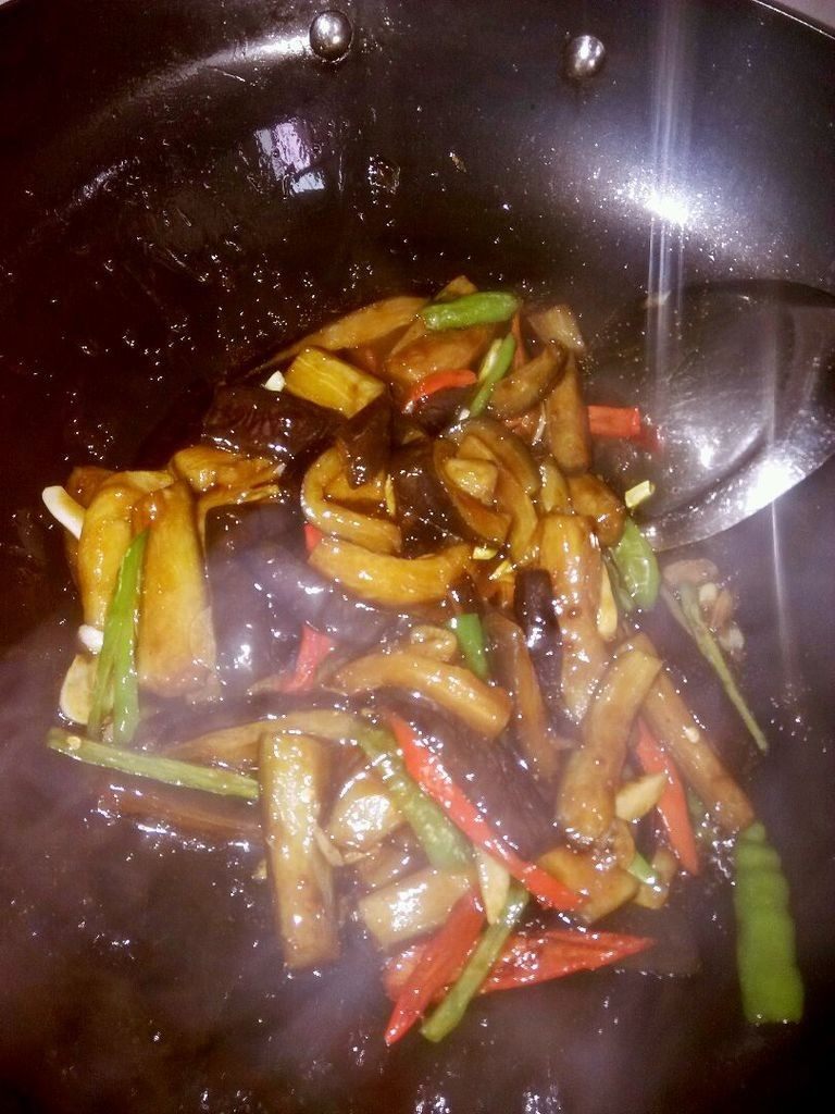 鱼香茄子,8. 倒入刚调好的汤汁,转大火翻炒均匀即可。