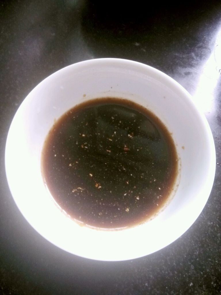 鱼香茄子,5. 汤汁碗:放入一勺醋,一勺生抽,适量盐,一勺白糖,适量花椒粉,半勺老抽,一勺淀粉,两勺水对匀。