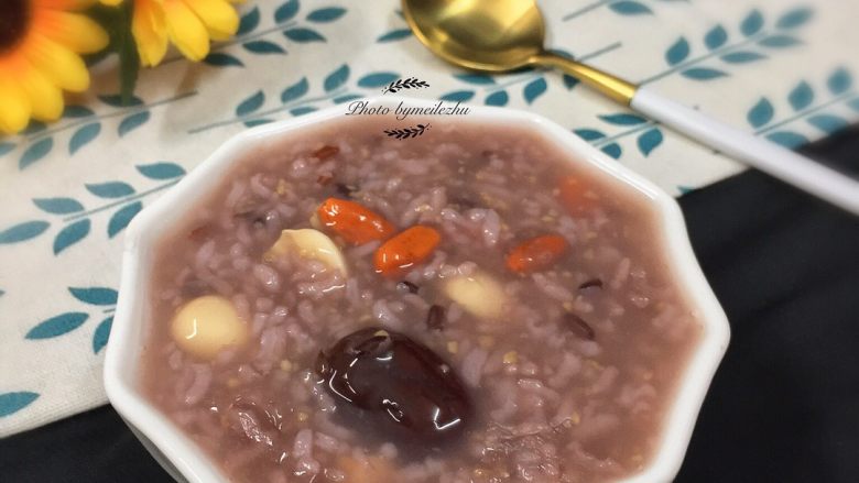 腊八粥,盛入碗中即可食用。