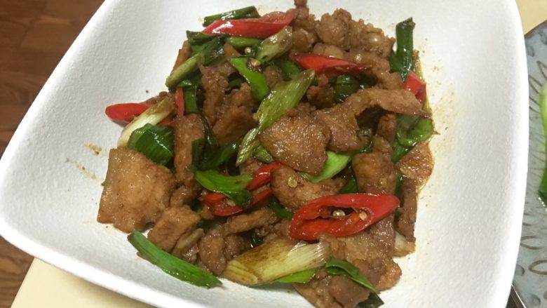 「吃货久久」一盘蒜苗五花肉 一碗大米饭 足以