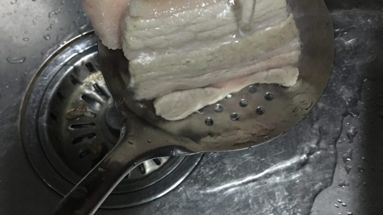 「吃货久久」一盘蒜苗五花肉 一碗大米饭 足以,冷水下洗净