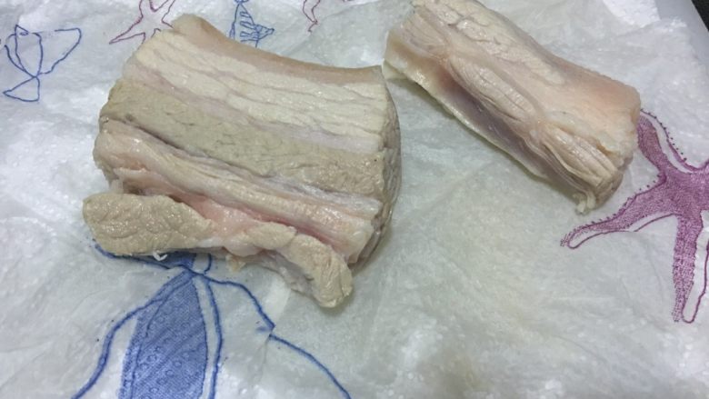 「吃货久久」一盘蒜苗五花肉 一碗大米饭 足以,用厨房用纸吸走多余水分