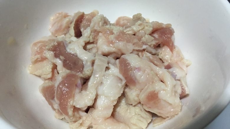 「吃货久久」一盘蒜苗五花肉 一碗大米饭 足以,肉尽量切成薄片 放入碗内加入少量生粉 料酒 拌匀 腌15分钟左右
