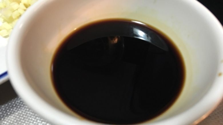 「吃货久久」一盘蒜苗五花肉 一碗大米饭 足以,准备一碗酱汁:生抽 老抽 蚝油 醋 水 少许 拌匀