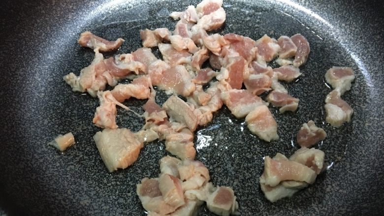 「吃货久久」一盘蒜苗五花肉 一碗大米饭 足以,锅内多放点油 倒入五花肉 中小火煸炒